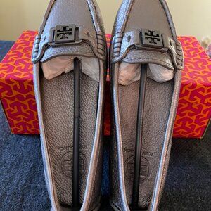 Tory Burch | Kendrick Driver in Pewter Tumbled Leather Loafer - Size 7.5
